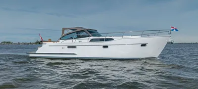 wit motorjacht op open water