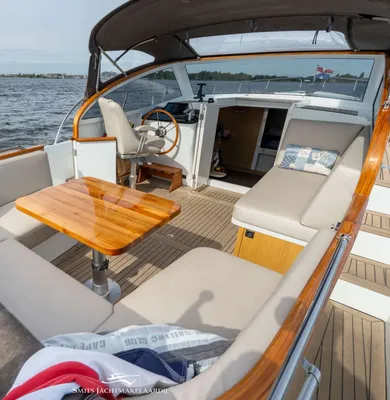 cockpit en stuurstand van motorjacht