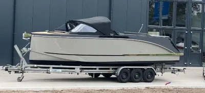 dagboot op trailer bij bedrijfsgebouw