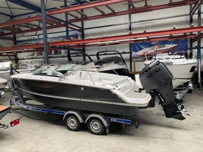 Motorboot op trailer in opslagloods
