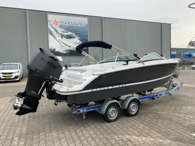 snelboot op aanhanger bij bedrijfspand