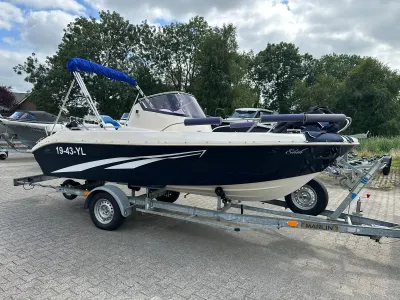 consoleboot op trailer bij parkeerplaats