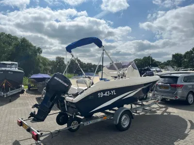 consoleboot op trailer in parkeerplaats