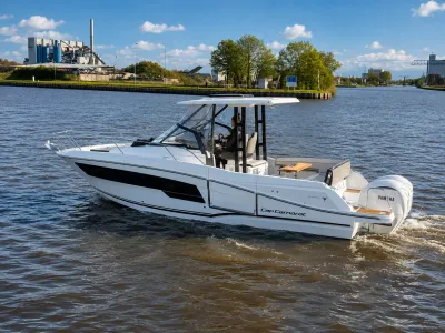 motorboot op rivier met industriële achtergrond