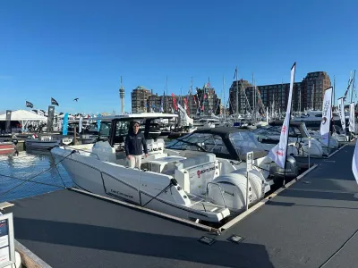consoleboot aangemeerd in een drukke jachthaven