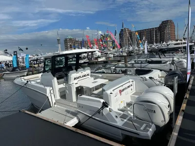 wit motorjacht bij steiger in jachthaven