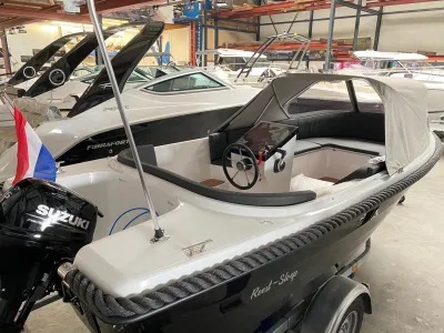 sloep in showroom op trailer