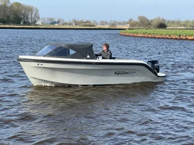 sloep met bestuurder op open water