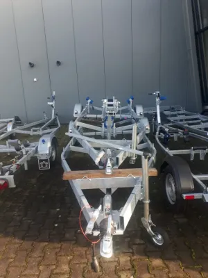 boottrailer op parkeerplaats met meerdere trailers