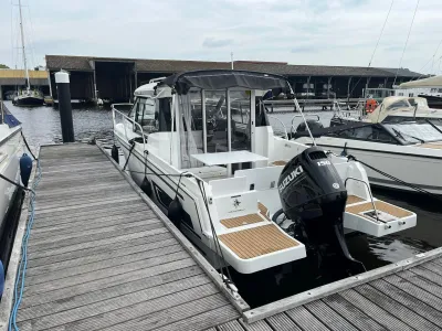 boot afgemeerd bij houten steiger