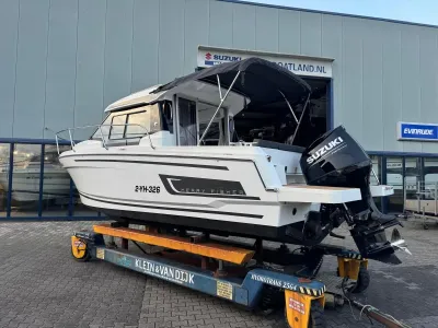 motorboot op transportstel bij loods