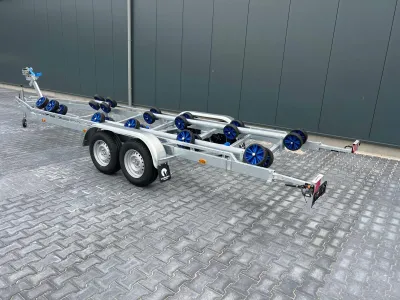 boottrailer op geplaveide ondergrond