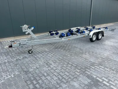 boottrailer op bestrating bij gebouw