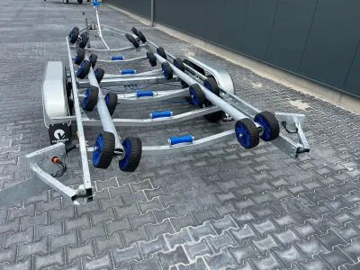 boottrailer op bestrate ondergrond