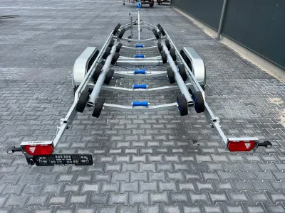 open boottrailer op bestrating