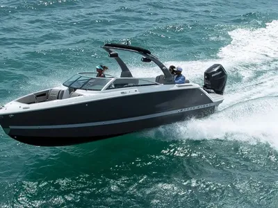 motorboot op open water met passagiers