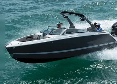 motorboot op open water met passagiers