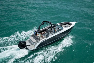 sportboot op open water met passagiers