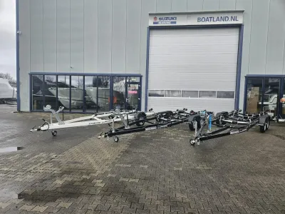 Meerdere aluminium boottrailers op parkeerplaats