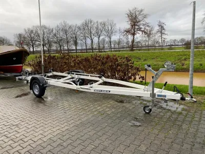 aluminium boottrailer op natte parkeerplaats