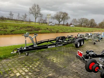 aluminium boottrailer op gras bij kanaal