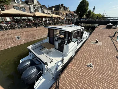 motorjacht aangemeerd naast stenen kade