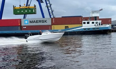 motorboot varend bij containerterminal