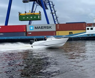 witte motorboot varend in haven