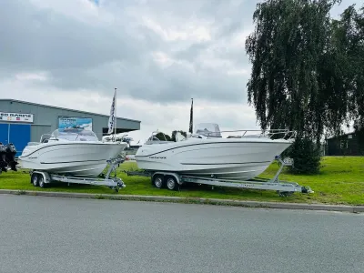 twee boten op trailers bij showroom