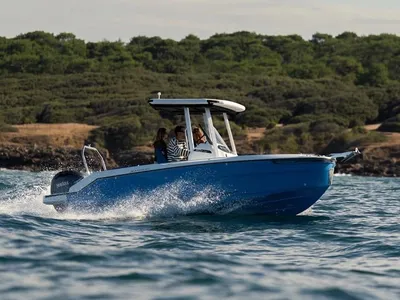 consoleboot op zee met opvarenden