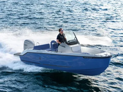 consoleboot op open water met bestuurder