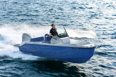 consoleboot op open water met bestuurder