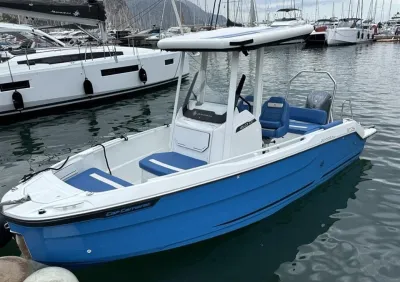 blauwe consoleboot in haven
