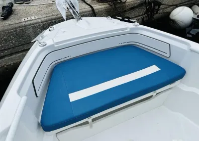 voordek met blauw zitkussen op boot