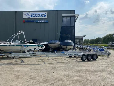 trailer op buitenopslag bij bedrijfsgebouw