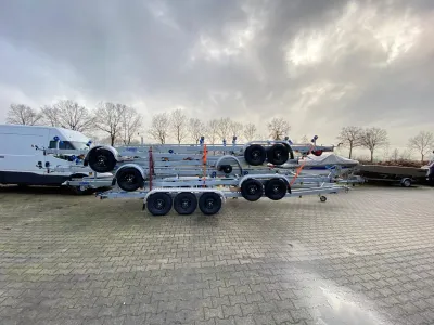 gestapelde boottrailers op buitenlocatie