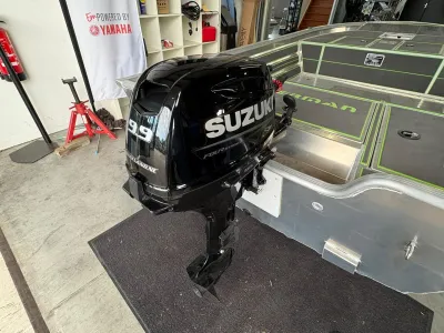 buitenboordmotor bevestigd op aluminium boot
