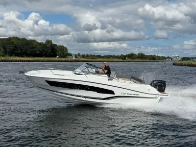 motorboot varend op open water