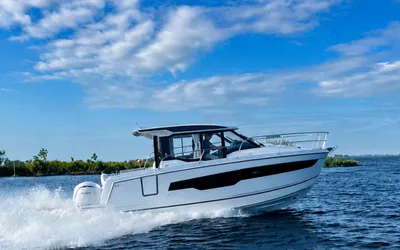 witte motorboot op open water