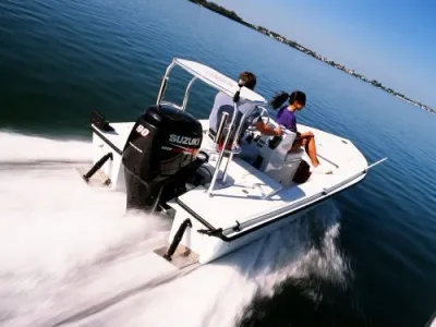 open boot met buitenboordmotor op water