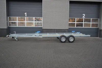 trailer voor boot op bedrijfsterrein