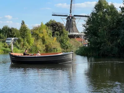 sloep op kanaal bij windmolen