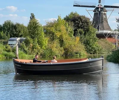 sloep op water met twee personen