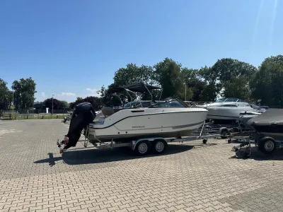 motorboot op trailer op parkeerplaats