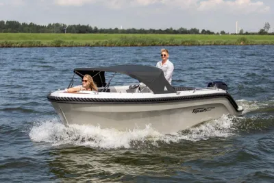 tender met twee personen op open water