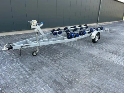boottrailer op bestrating voor bedrijfsgebouw