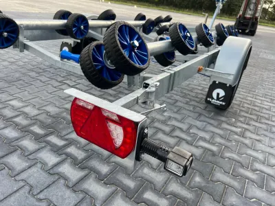 achterzijde boottrailer met verlichting en rollers