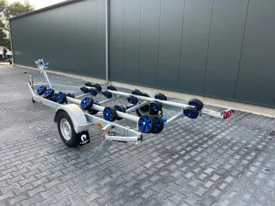 boottrailer op parkeerplaats naast loods