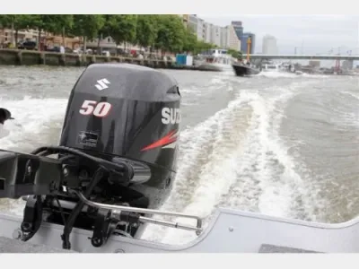 buitenboordmotor gemonteerd op achterdek