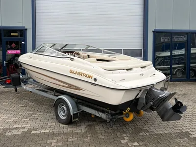 bowrider op trailer bij bedrijfspand
